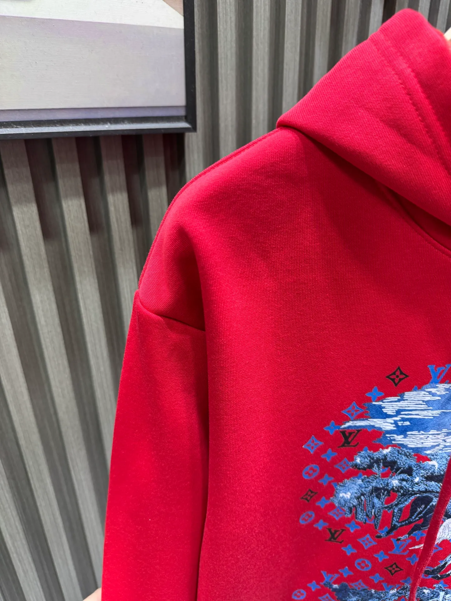 🅿️280 Louis Vuitton 26* New Year’s model War Horse Under the Tree hooded sweatshirt 400g pure cotton➕Silver fox velvet Fashionable casual pullover sweatshirt with hoodie for men and women The trading company has few channels and is the leading official website for sale. It has always been a magical existence with a high degree of recognition. It always creates fashionable items in a minimalist style. It has no restrictions on age and gender and is easy for anyone to control. Basic casual round-neck tailoring It has a significant effect of slimming down and hiding body fat. It can control your daily casual wear. There is no gender limit. The same style is recommended for men and women. This sweatshirt is made of imported air-layer knitted cotton. The fabric feels light, delicate, soft and waxy at the same time. It has a superior stiffness. The terry texture closely arranged like fish scales on the inside is close to the skin, warm and breathable without any pricking feeling. The cuffs and hem are dyed in the same vat knitted rib stitching. It makes the wearer more handsome and stylish. The front of the body is decorated with patterns, carefully printed using top-notch technology, and matched with brand embellishments, showing both luxury class and fashion sense.